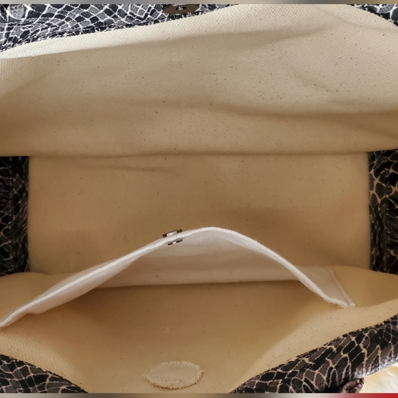 NWOT Vince Camuto Large Canvas Snakeskin print Orla Tote Black / Coconut Cream - Picture 3 of 9